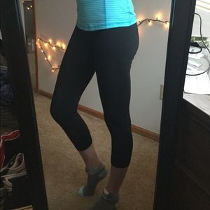Saucony black workout capris